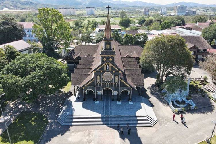 Những Nh&agrave; Thờ Độc Đ&aacute;o Nh&agrave; Thờ Gỗ Trăm Năm Giữa L&ograve;ng Phố N&uacute;i