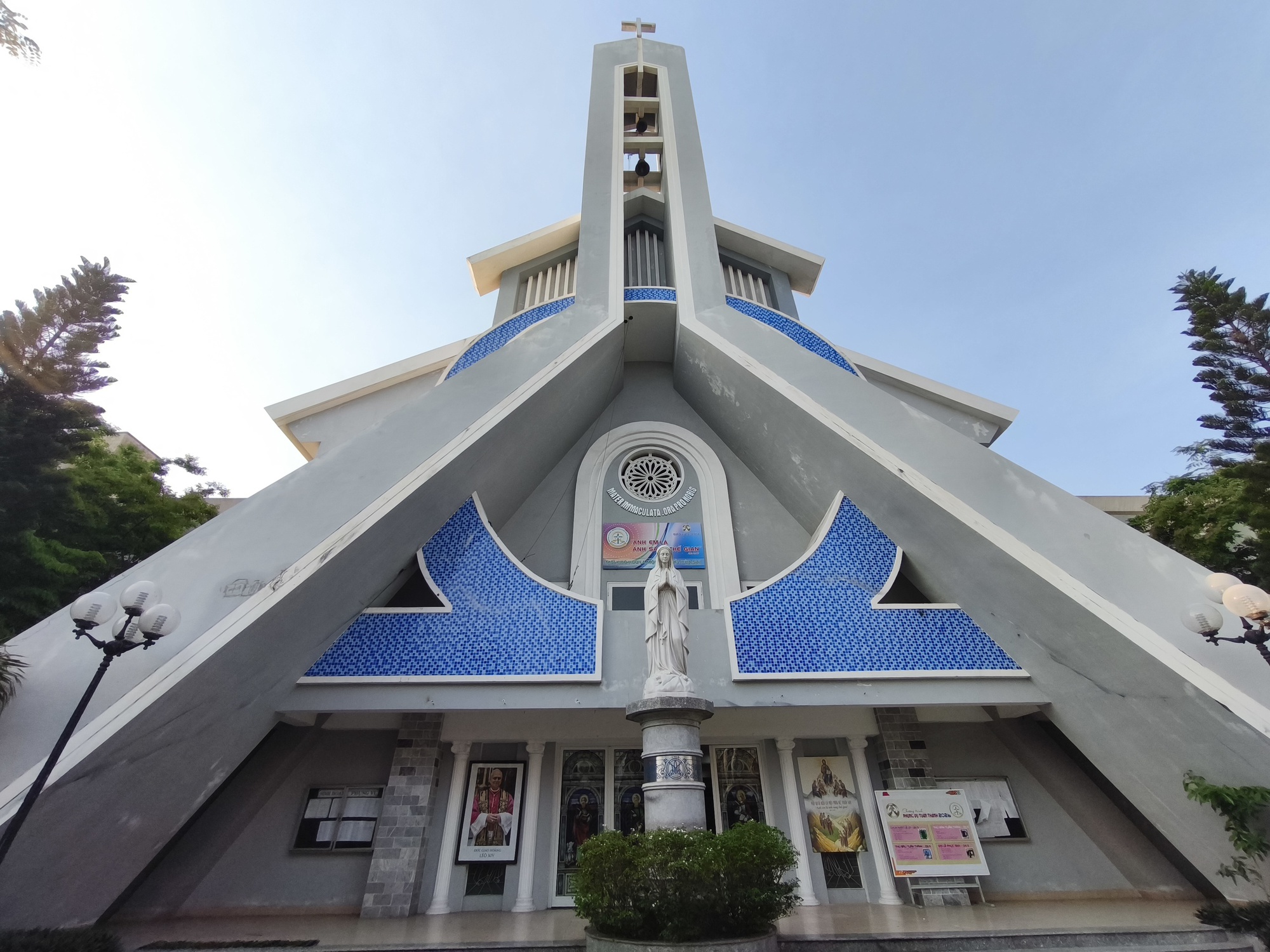 Những Nh&agrave; Thờ Độc Đ&aacute;o Nơi Lưu Giữ Trang Rửa Tội Của Thi Sĩ H&agrave;n Mặc Tử